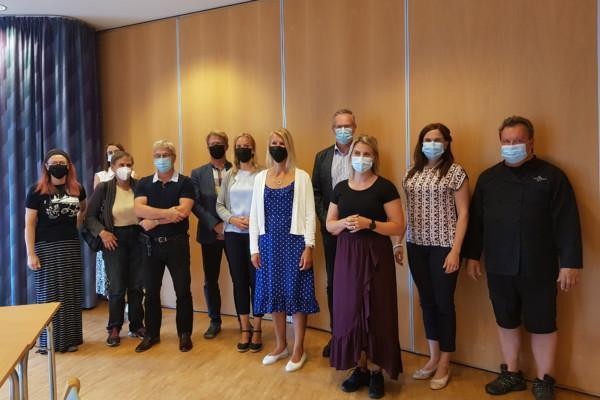 riksdagsledamöter och tjänstemän från Pargas stad med munskydd på gruppbild