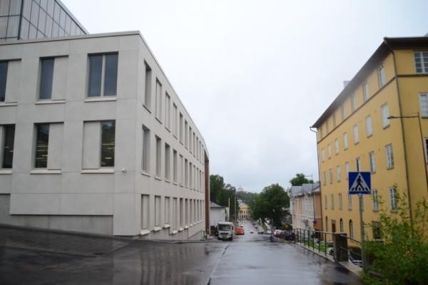 Stora byggnader vid en regnig gata i ÅA campus