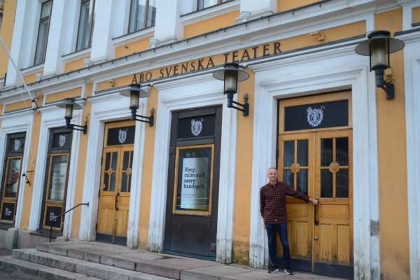 Man står framför Åbo svenska teaters dörrar
