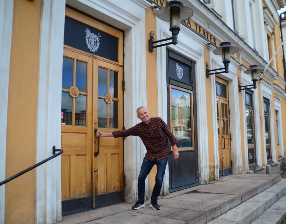 Man står vid åbo Svenska teaters dörrar