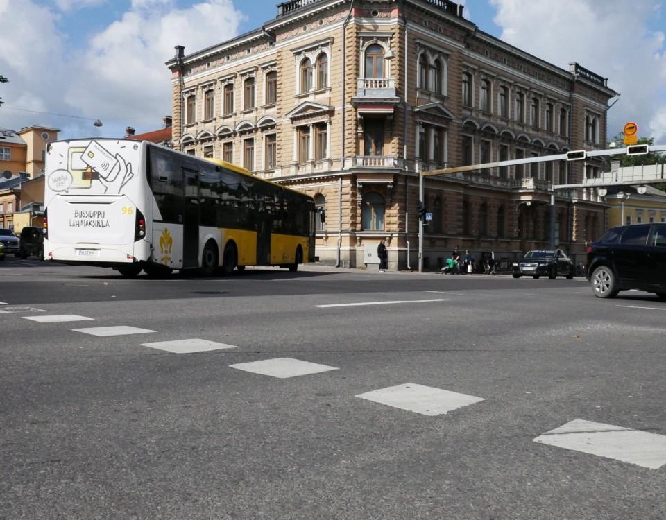 en trafikerad vägkorsning och en buss