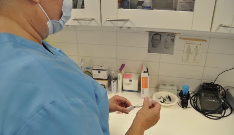 en sjukskötare laddar en nål