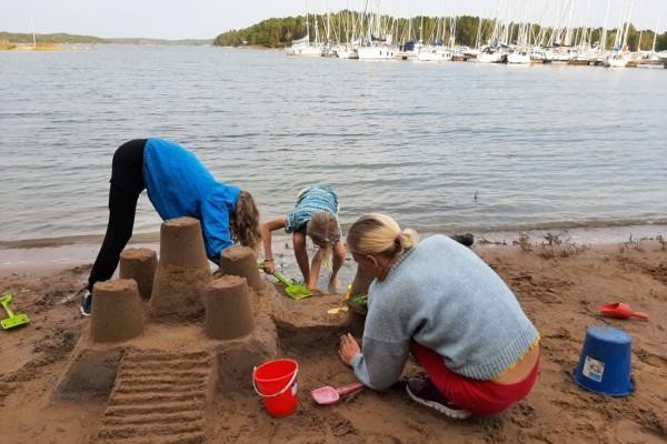 barn bygger ett sandslott
