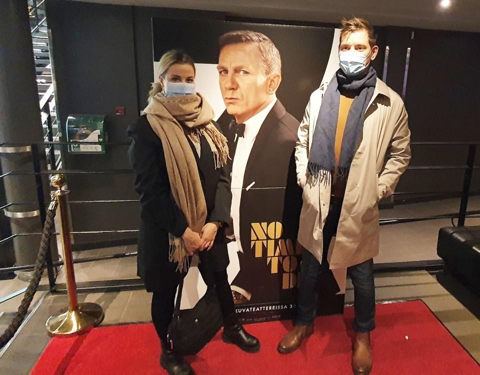 Aro och Salminen framför en pappreklam för James Bond-filmen.
