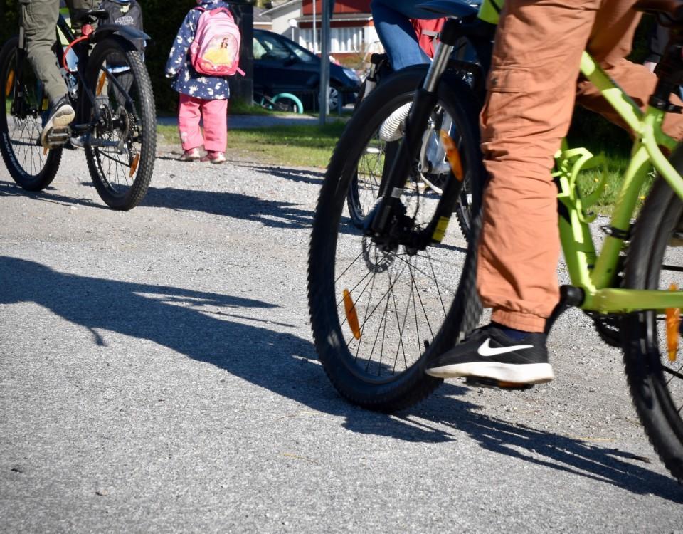 barn som cyklar, endast byxbenet och cykelhjulen syns