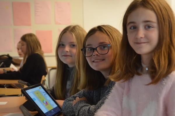 Tre flickor i ett klassrum