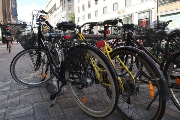 Cykelparkering med flera cyklar parkerade bredvid varandra.