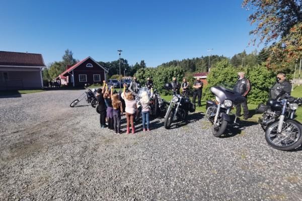 Motorcyklar och elever på en skolgård
