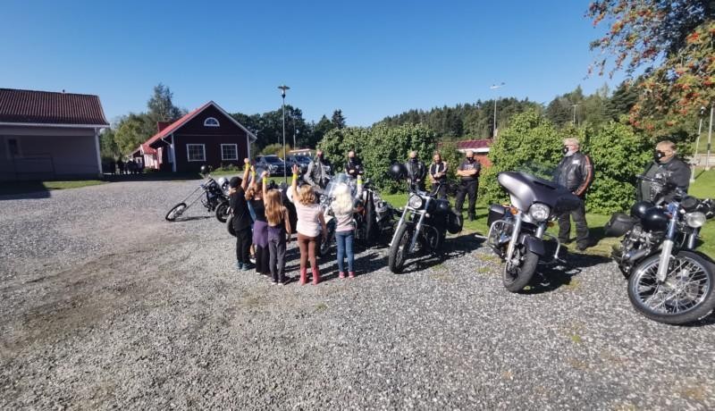 Motorcyklar och elever på en skolgård