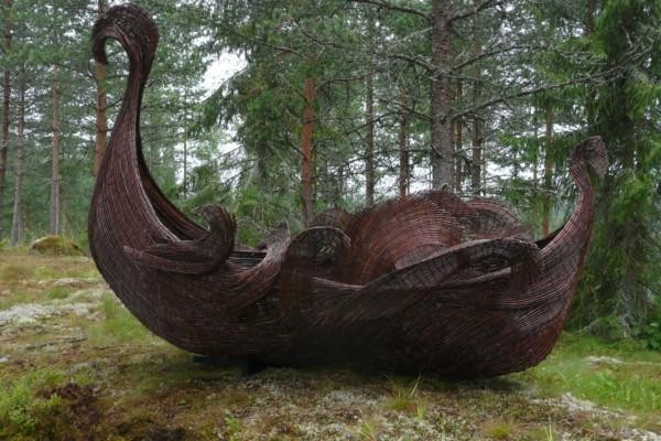 stor svanliknande skulptur i en skog