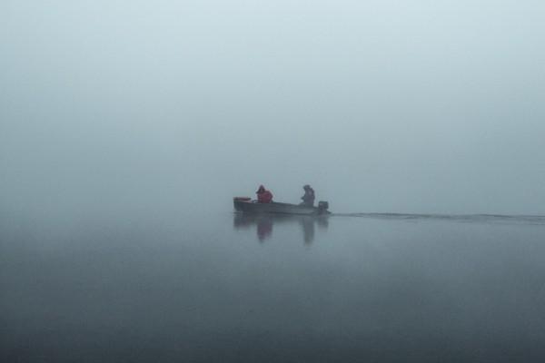 båt på sjön i dimma