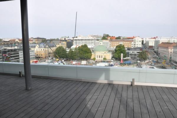 ett terrassgolv och utsikt mot Salutorget