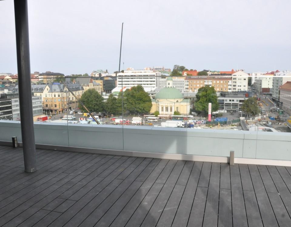 ett terrassgolv och utsikt mot Salutorget