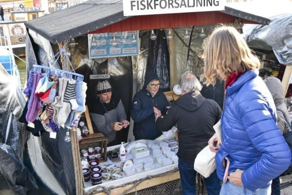En köpare framför ett fiskförsäljningsstånd