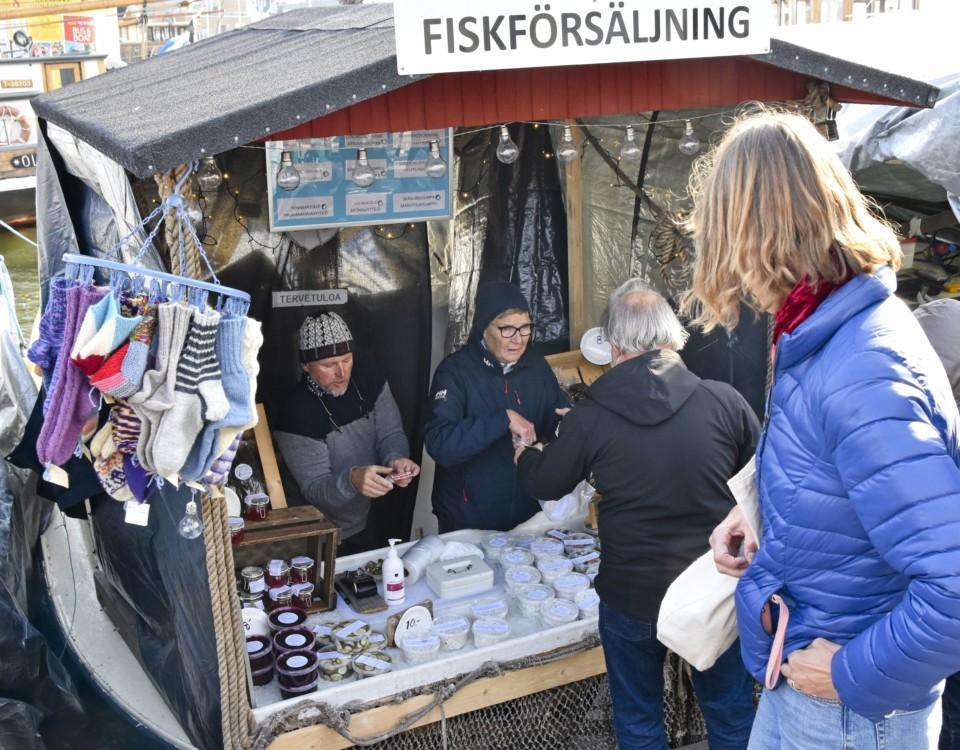 En köpare framför ett fiskförsäljningsstånd