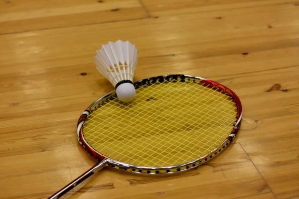 En racket och en badmintonboll.