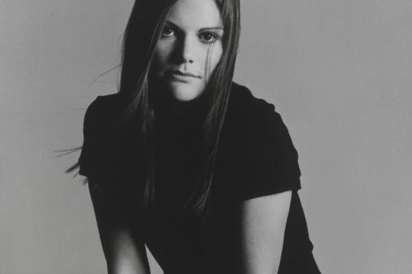 Ett svartvitt fotografi på en ung kvinna.