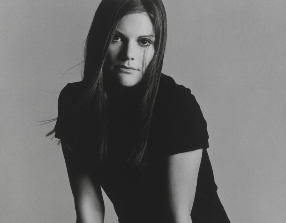 Ett svartvitt fotografi på en ung kvinna.