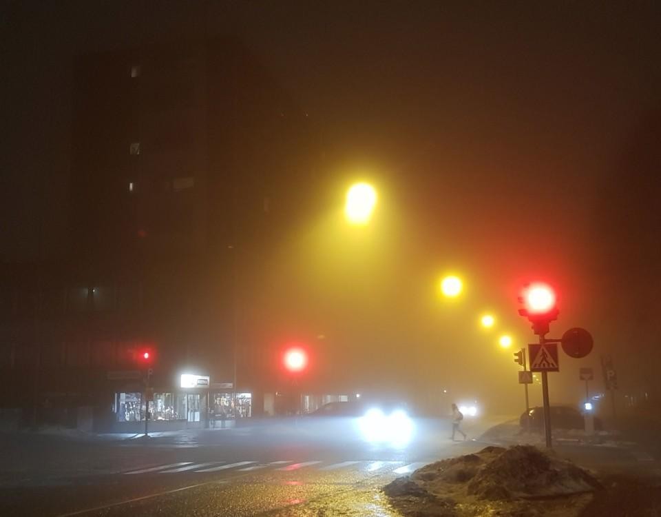 bil och trafikljus i dimma