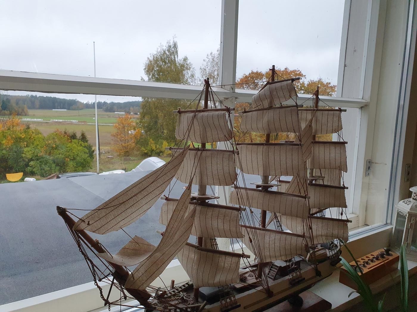 miniatyr segelbåt i fönster