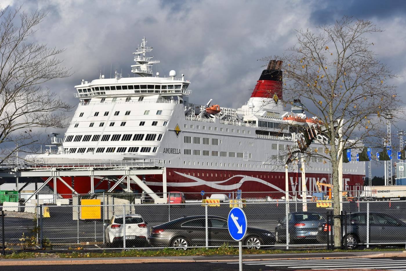 Ett passagerarfartyg i en hamn.