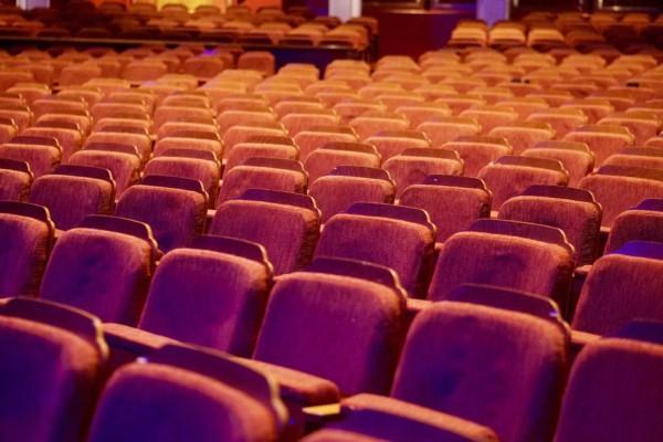 En teatersal med många tomma stolar.