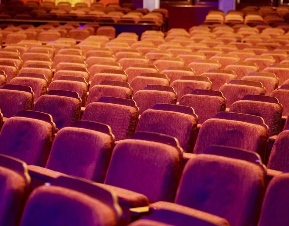 En teatersal med många tomma stolar.