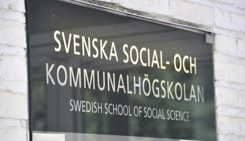Skylt med texten Svenska social- och kommunalhögskolan.
