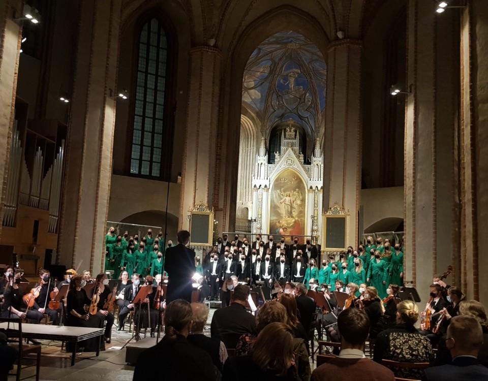 Studentkörerna och orkestern uppställda i domkyrkan.