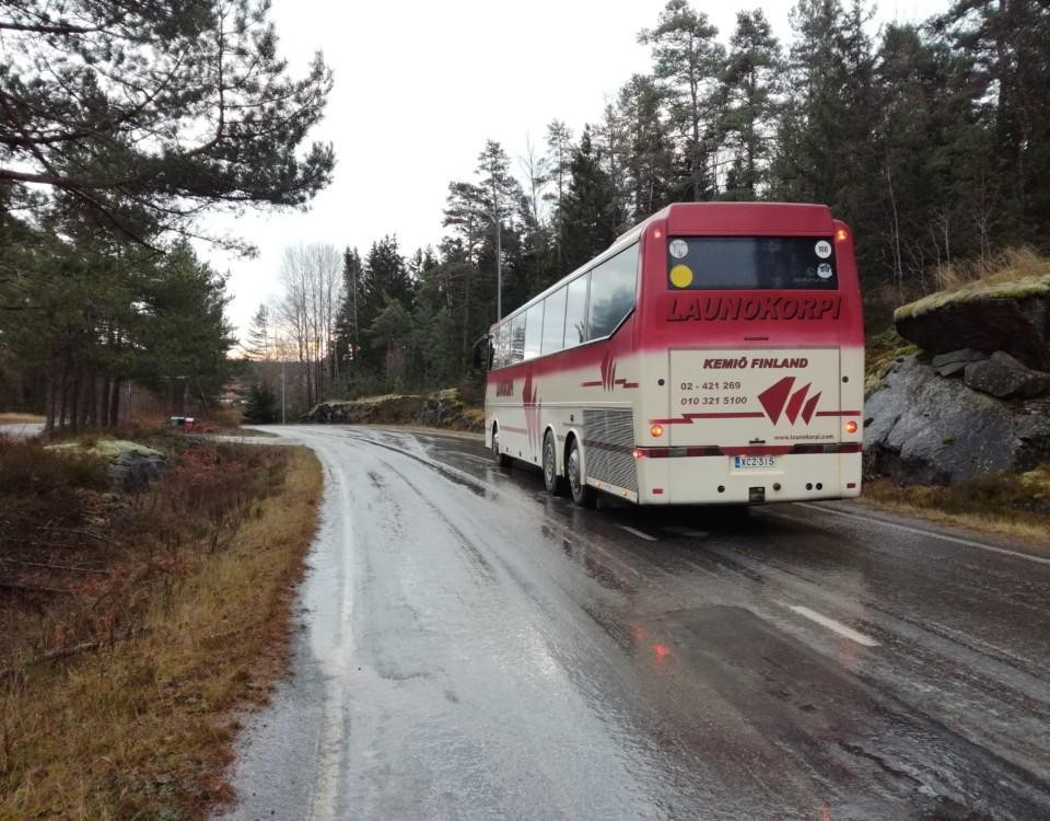 Buss som stannat på körbana på asfaltväg