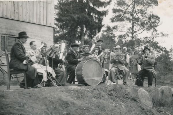 svartvit bild av en orkester utomhus