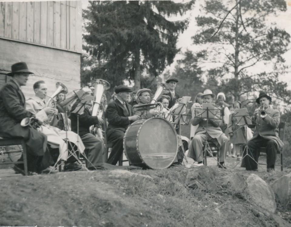 svartvit bild av en orkester utomhus