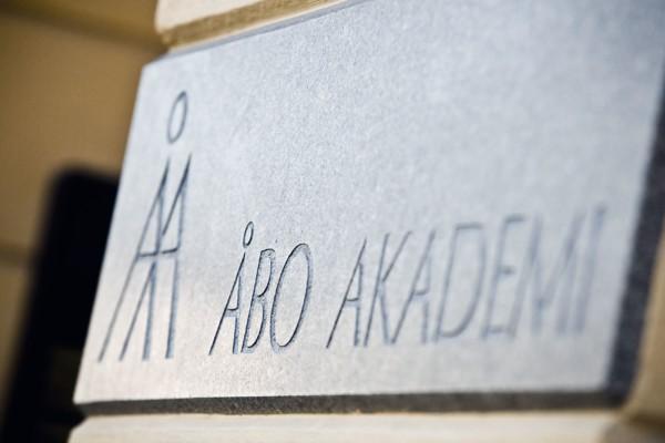 En skylt där det står Åbo Akademi