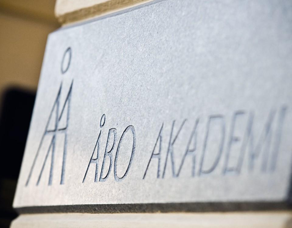 En skylt där det står Åbo Akademi