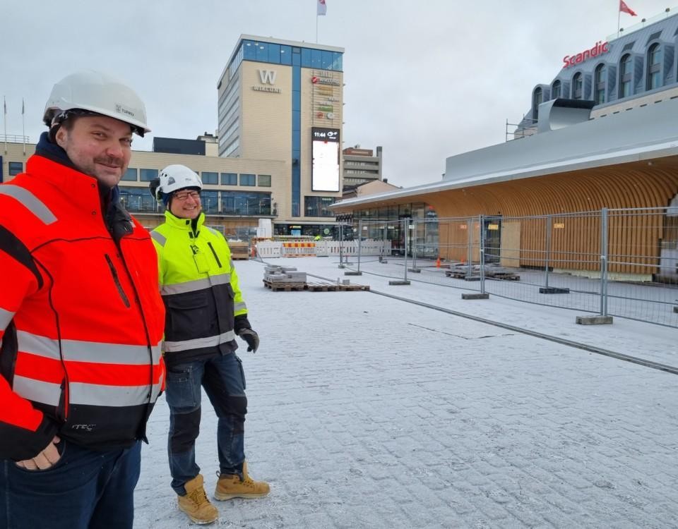 två män i arbetskläder står på Åbo torg
