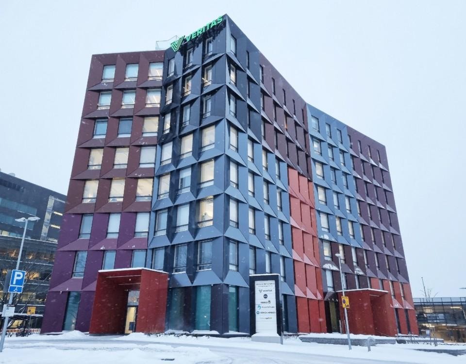 Ett åttavåningskontorskomplex i många färger.