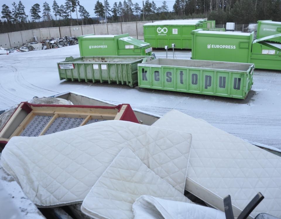 container fylld med madrasser och möbler