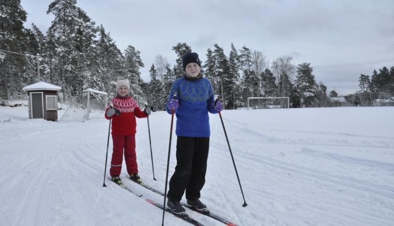 Två barn på skidor