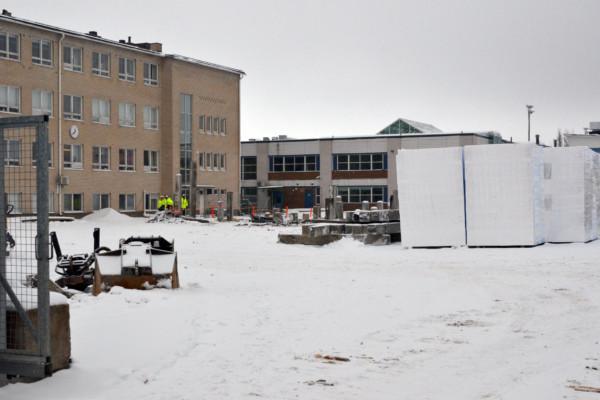 en byggarbetsplats täckt med snö