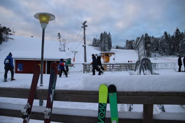 slalomskidor i förgrunden, slalombacke vintertid i bakgrunden