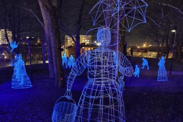 ljuskonstverk i park föreställer en adelsdam från forna dagar