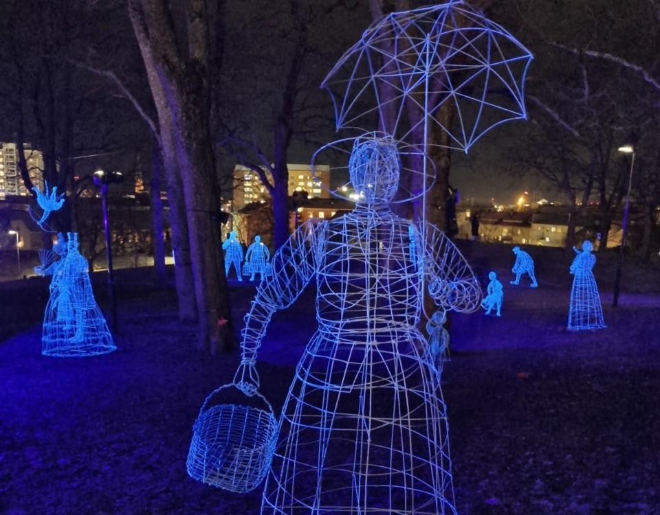ljuskonstverk i park föreställer en adelsdam från forna dagar