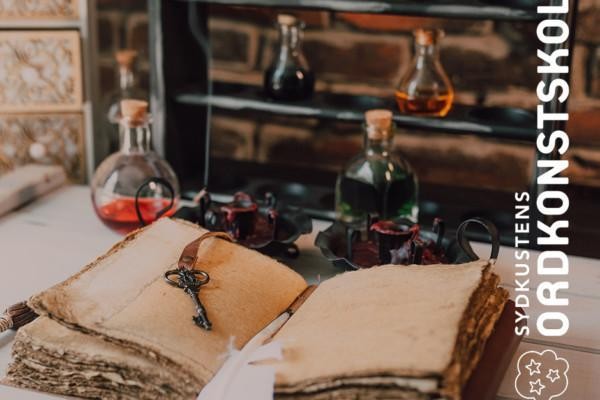 gammal bok och flaska med magisk brygd, Harry Potter-tema