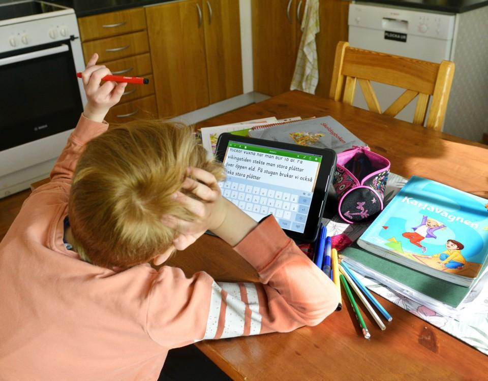 En elev framför en dator