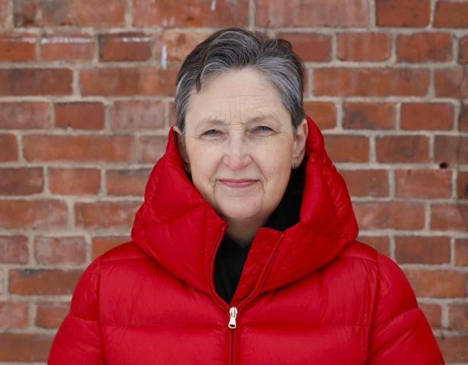 En kvinna med röd jacka