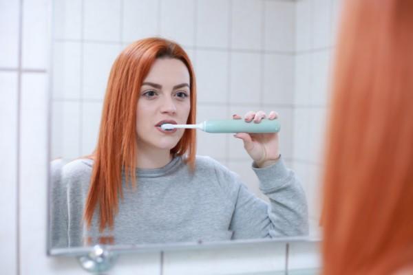 Kvinna tvättar tänderna