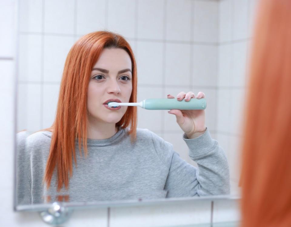 Kvinna tvättar tänderna