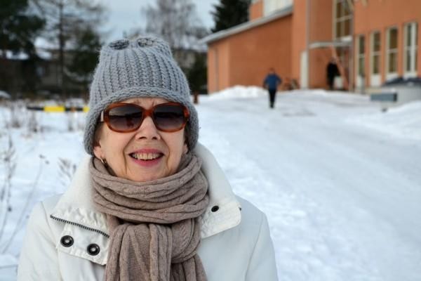 Vinterklädd kvinna i snöigt landskap