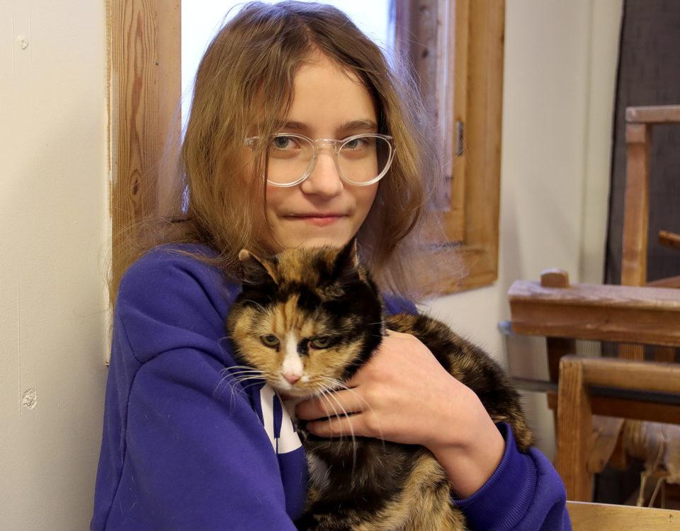 En flicka med en katt