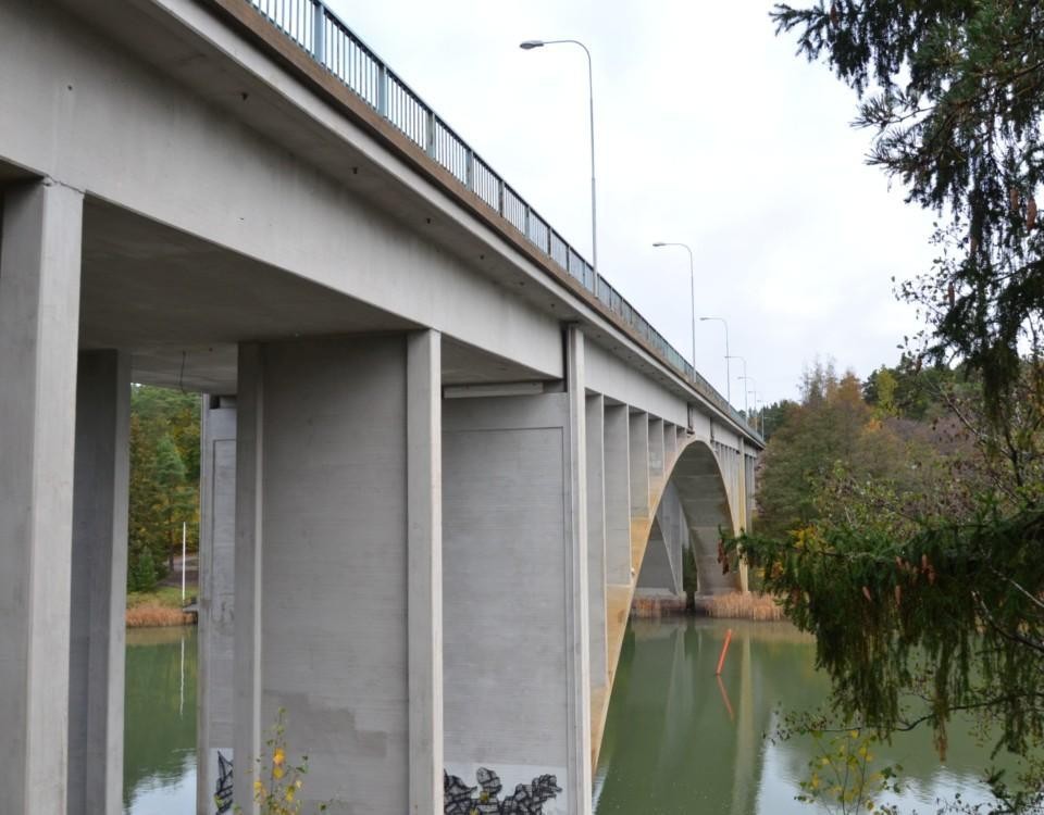 en landsvägsbro i betong